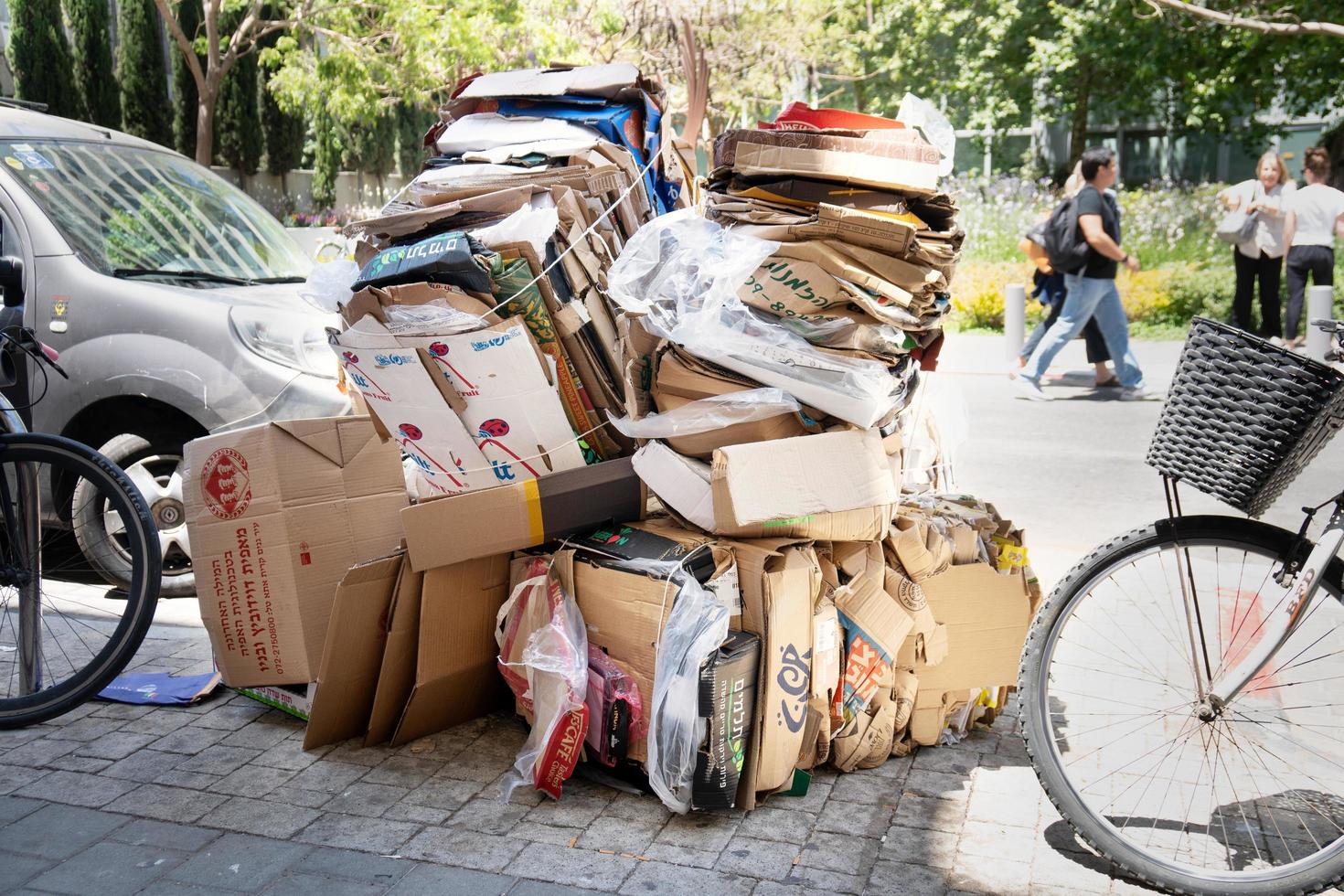 tel aviv, israël, 8 mai 2022. carton usagé compressé collecté en piles pour être recyclé et réutilisé dans la rue tel-aviv. photo