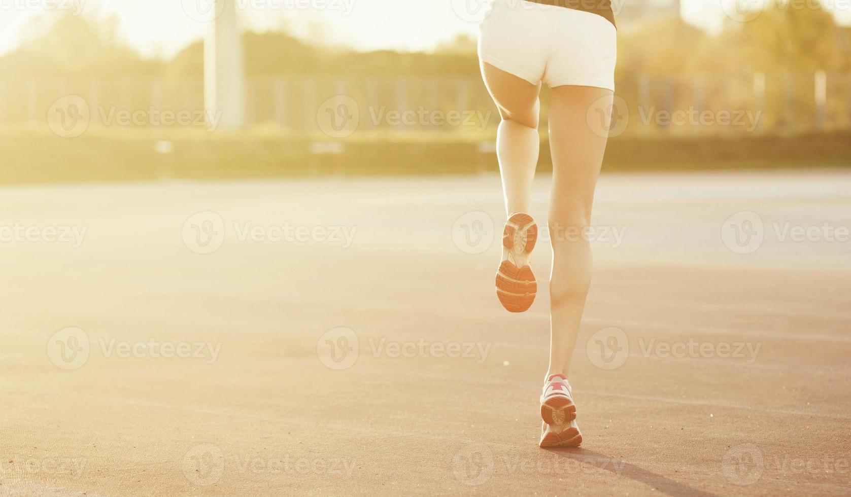 jeune femme coureuse en baskets photo