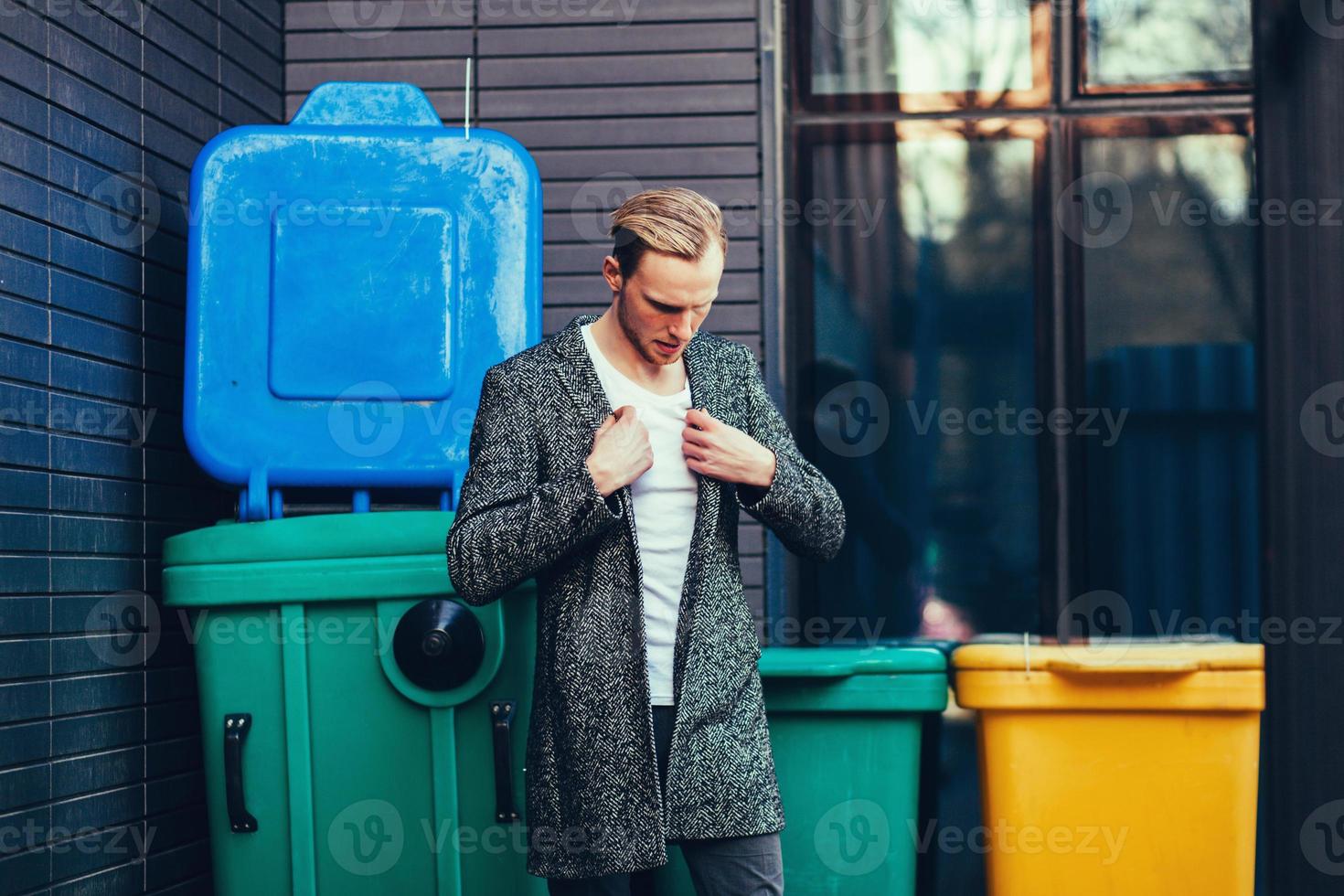 Portrait d'un beau jeune homme photo