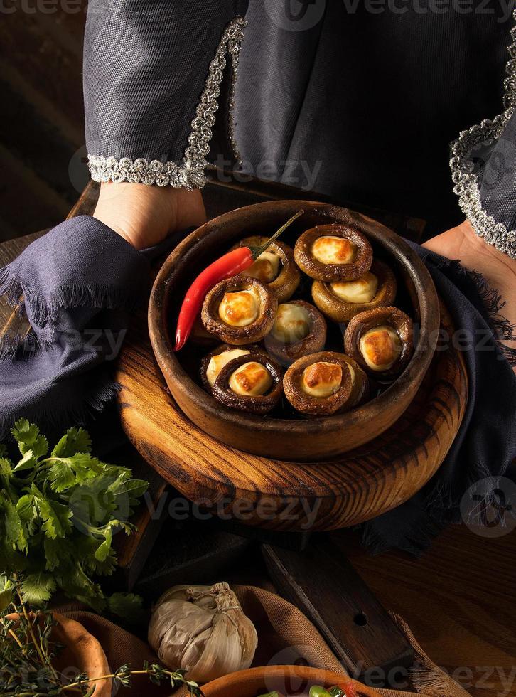 photo d'une personne qui met de la vaisselle sur la table