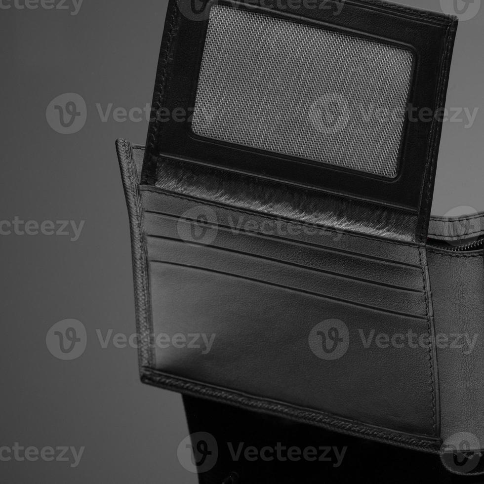un gros plan d'un portefeuille en cuir à la mode sur un fond sombre photo