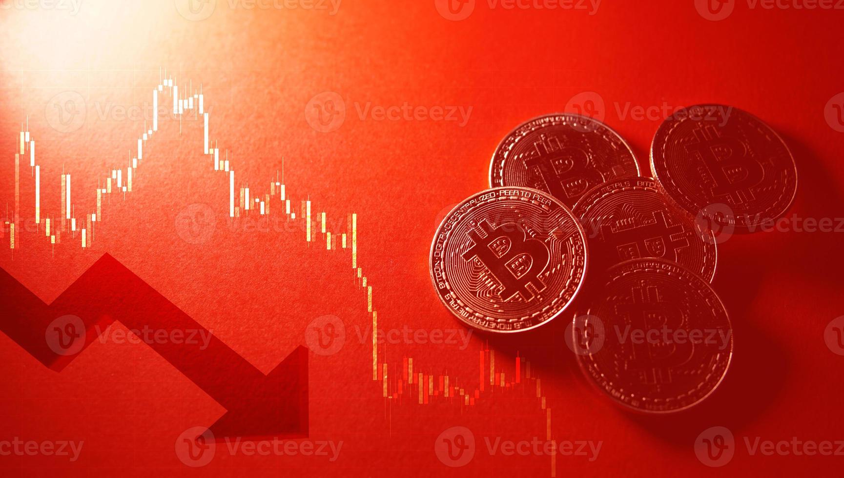 monnaie crypto bitcoin isolée sur fond rouge. concept de marché rouge. photo