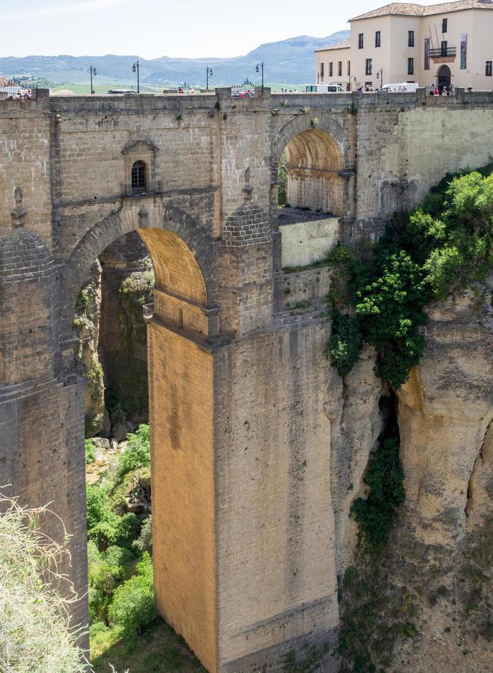 rronda, andalousie, espagne, 2014. vue sur le nouveau pont de ronda espagne le 8 mai 2014. personnes non identifiées. photo