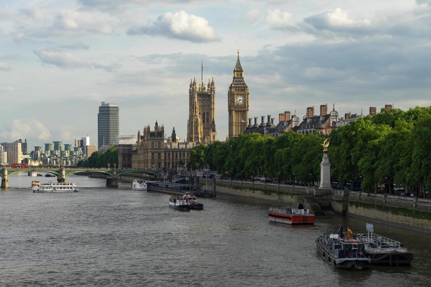 Londres, Royaume-Uni, 2014. Voir la tamise vers Big Ben et les chambres du parlement photo