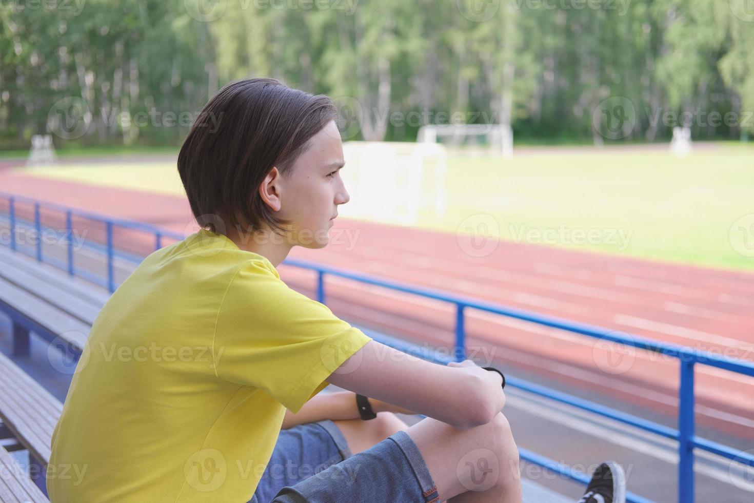 vue de côté portrait d'un adolescent pensif et pensif photo