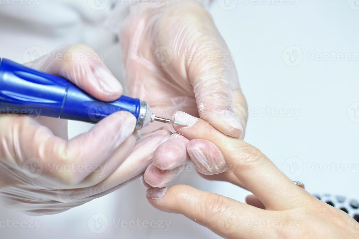 salon de beauté, manucure, pose de vernis à ongles photo