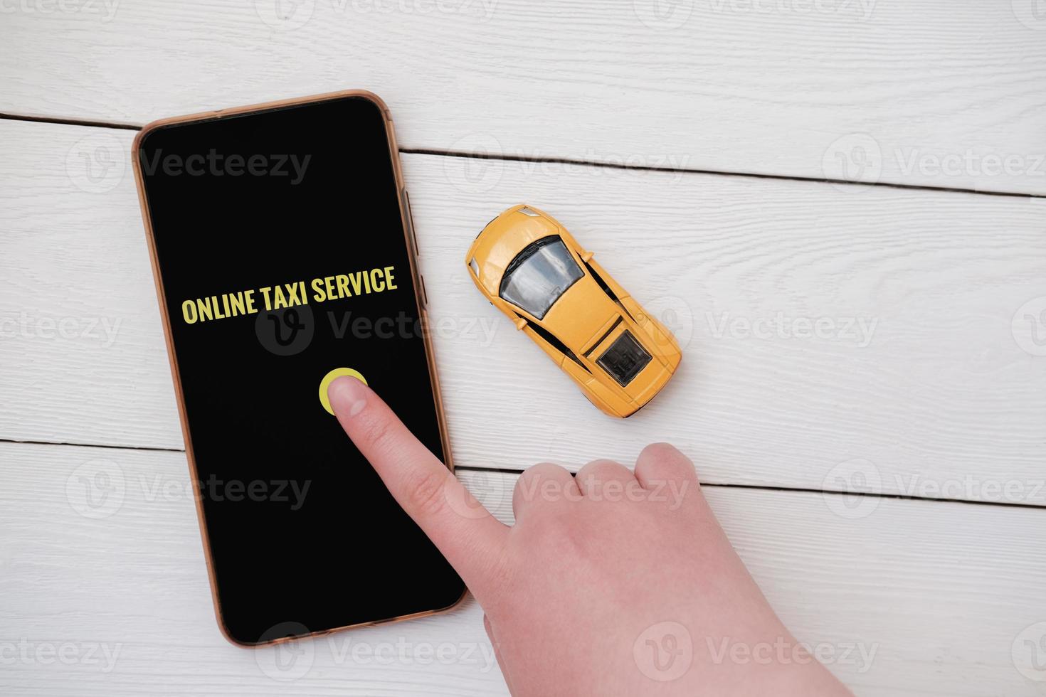 main féminine touchant le bouton de l'écran pour appeler un taxi. photo