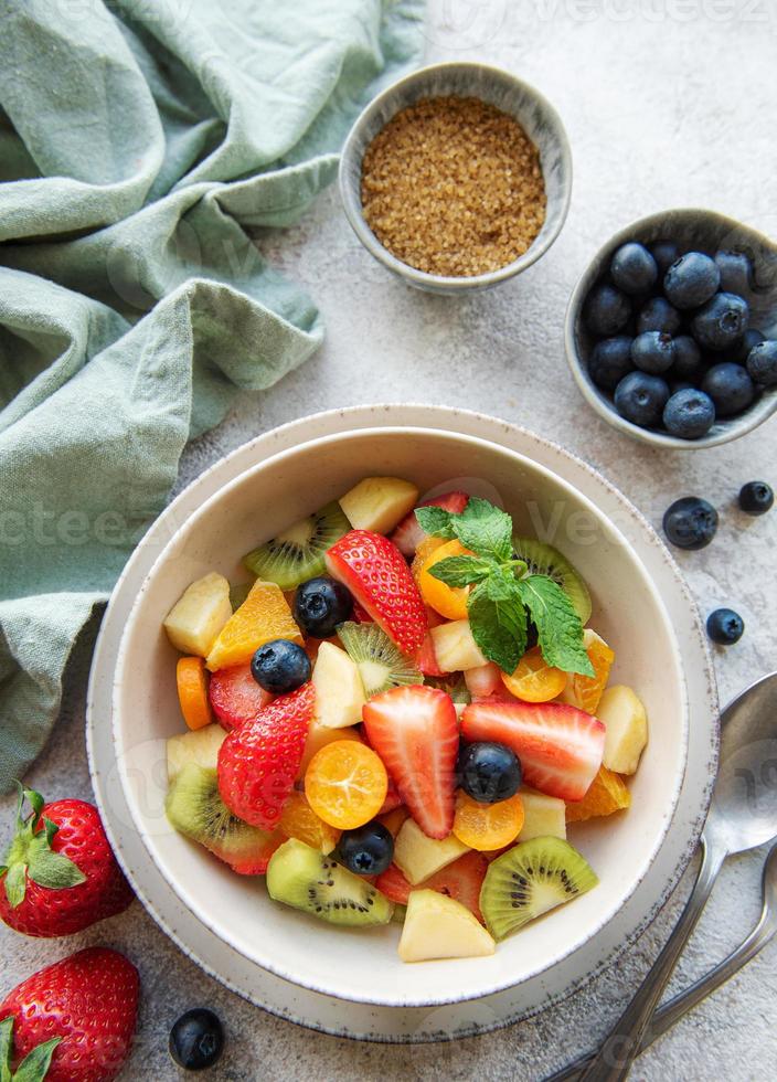 salade de fruits frais saine dans un bol photo