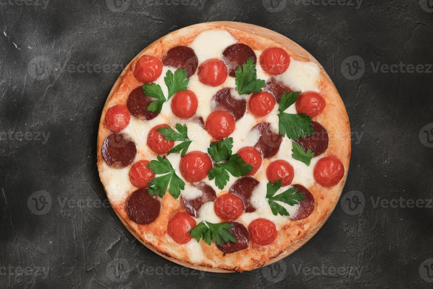 pizza italienne traditionnelle pepperoni avec salami et mozzarella photo