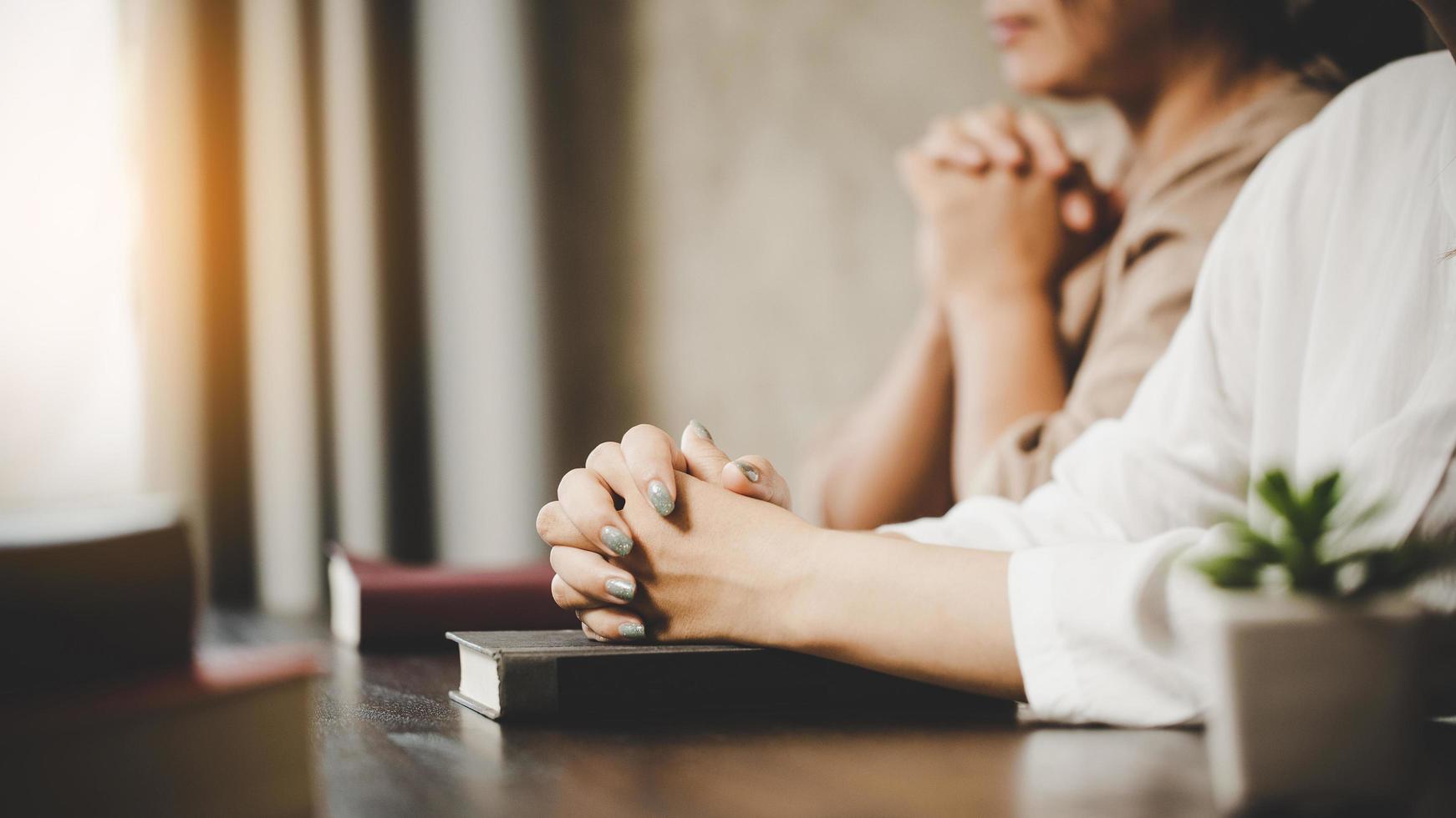 deux femmes priant culte croire photo