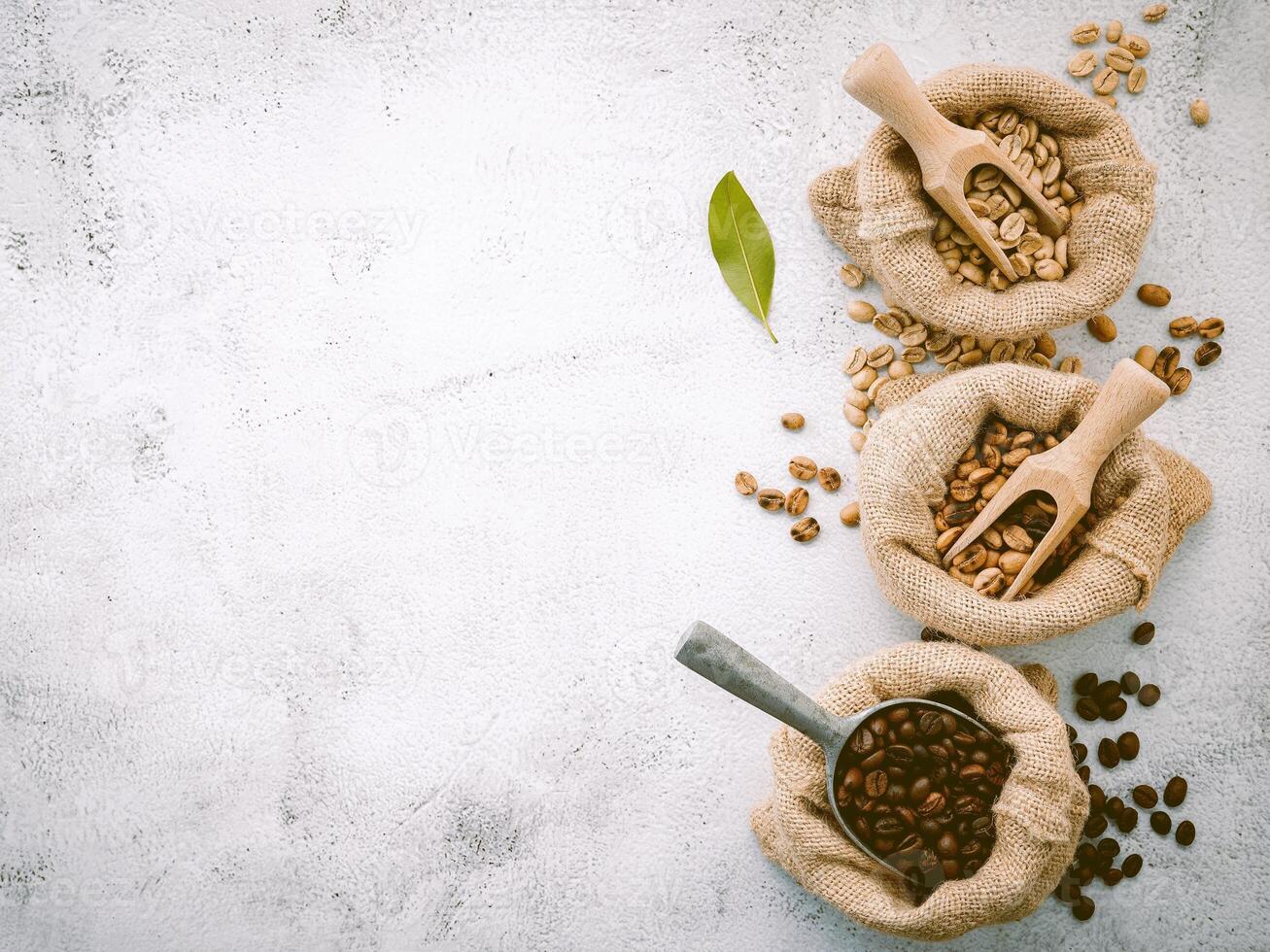 grains de café aromatiques dans une cuillère en bois, grains de