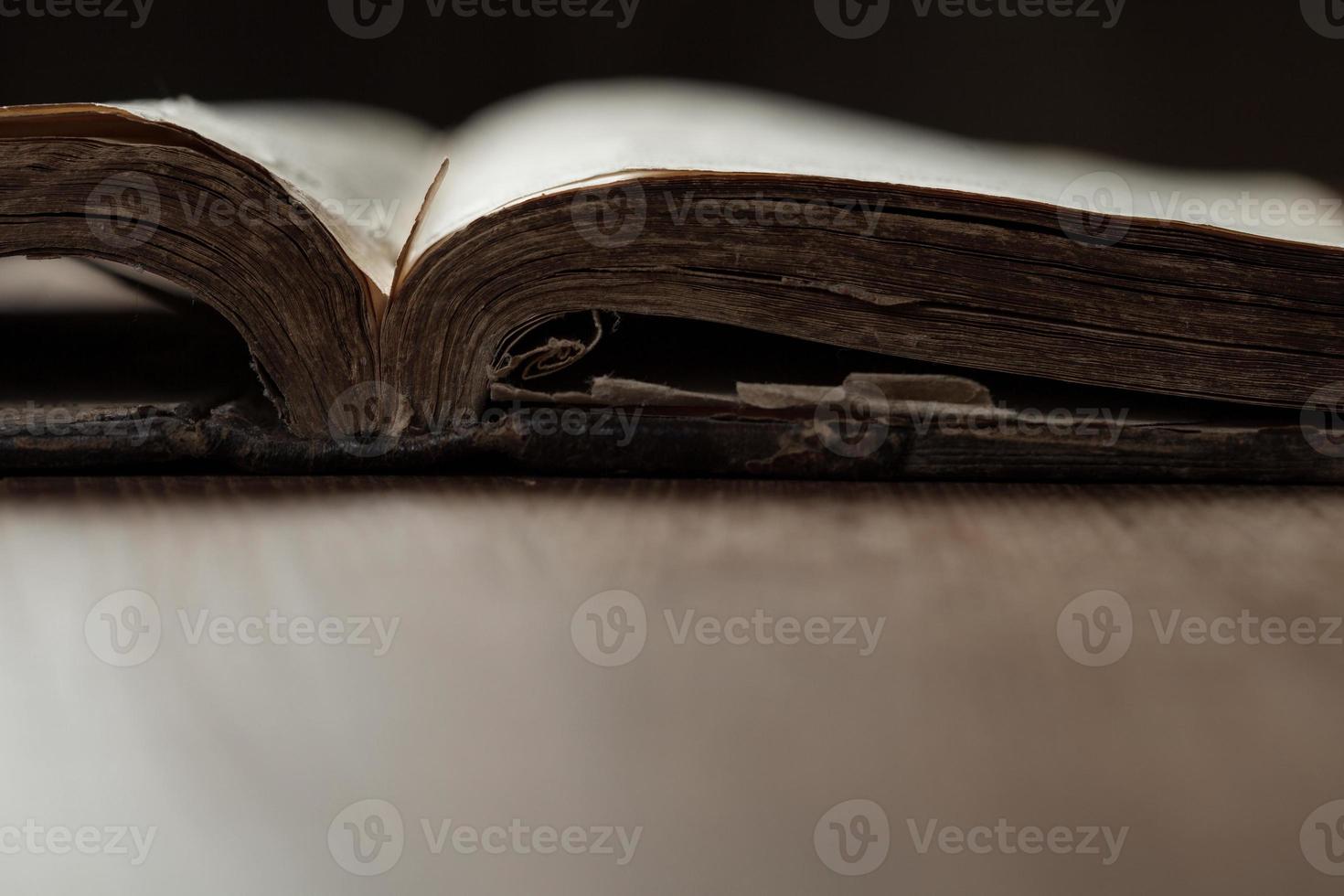 image d'une vieille bible sainte sur fond de bois photo