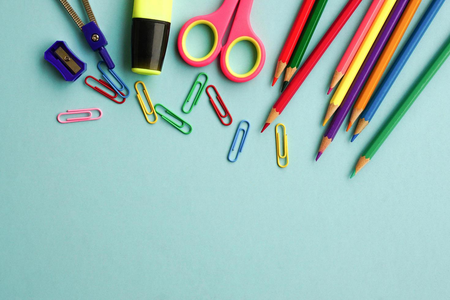 vue de dessus des fournitures scolaires et des fournitures de bureau sur fond bleu. concept d'apprentissage, d'étude, d'équipement de bureau et de présentation. photo