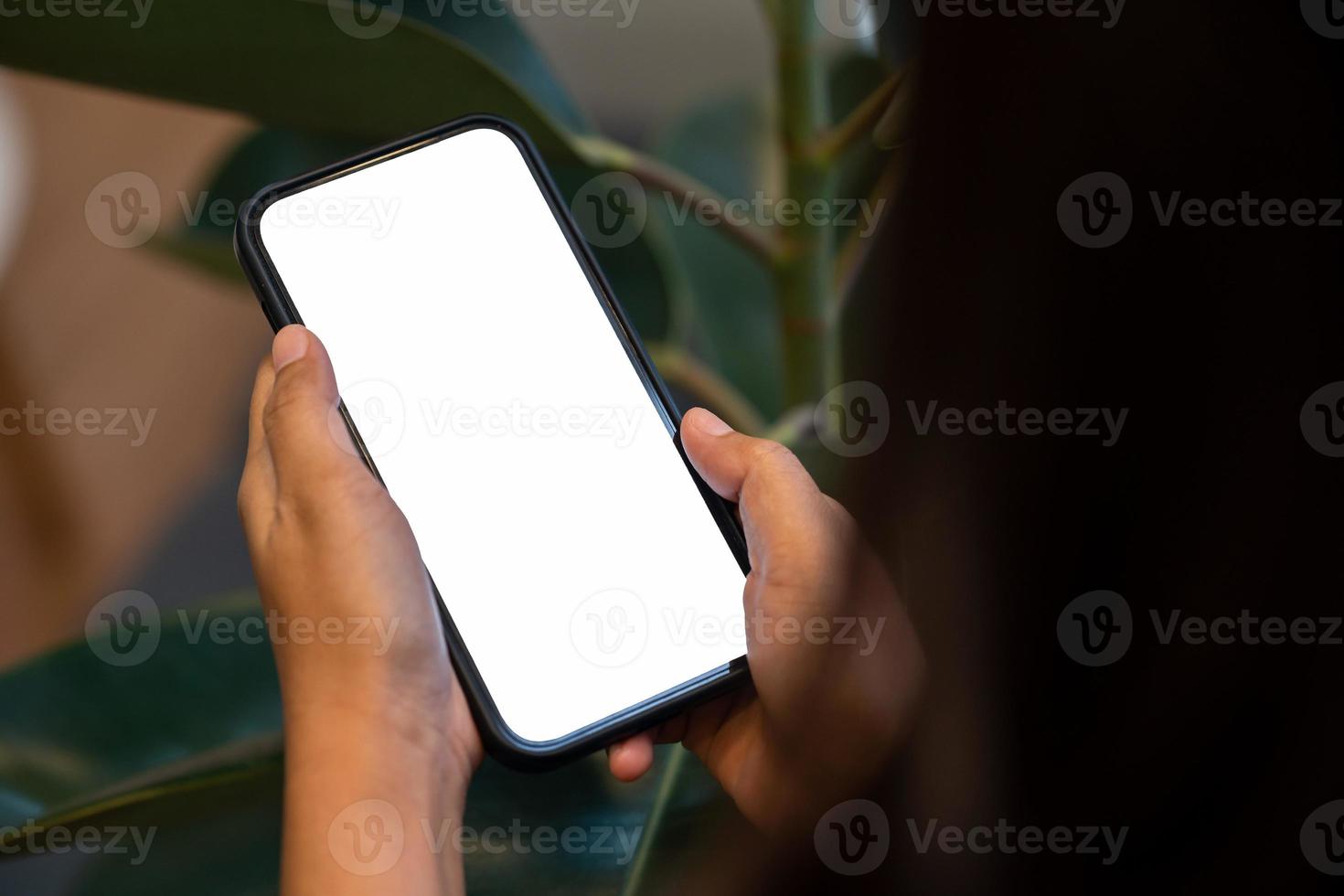 main de femme tenant un téléphone avec un blanc photo