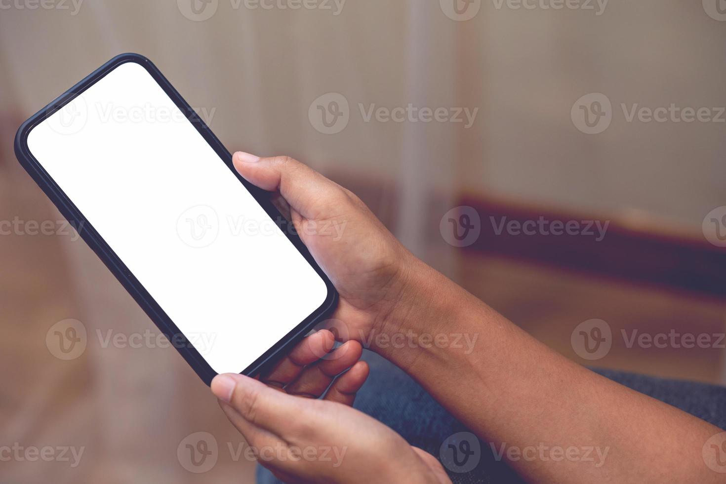main de femme tenant un téléphone portable avec un écran blanc photo