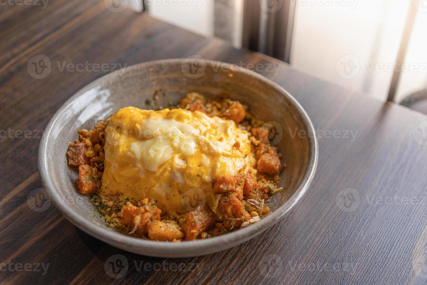 omelette crémeuse saumon ail frit sur riz en coup photo