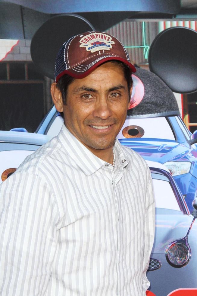 anaheim, 13 juin - jorge campos arrive à l'ouverture officielle de cars land à california adventure le 13 juin 2012 à anaheim, ca photo