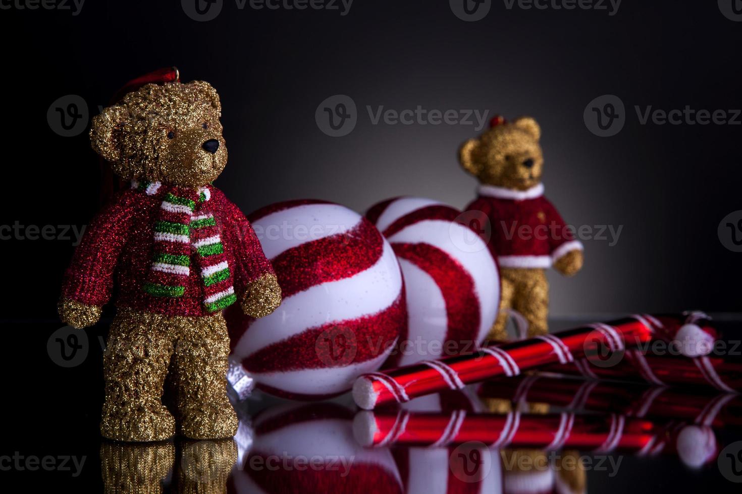 décorations de Noël avec des ours en peluche canne de bonbon et des boules de Noël photo