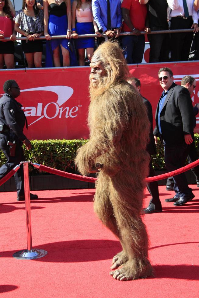 Los angeles, 11 juil - sasquatch arrive aux prix espy 2012 au nokia theatre à la live le 11 juillet 2012 à los angeles, ca photo