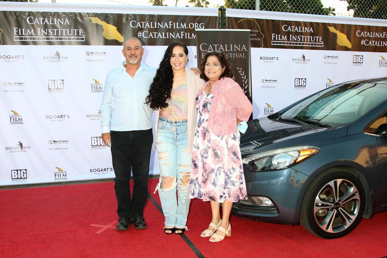 los angeles 25 septembre - katrina cebreiro et invités au festival du film de catalina en voiture à travers le tapis rouge, vendredi au centre d'événements de rite écossais le 25 septembre 2020 à long beach, ca photo