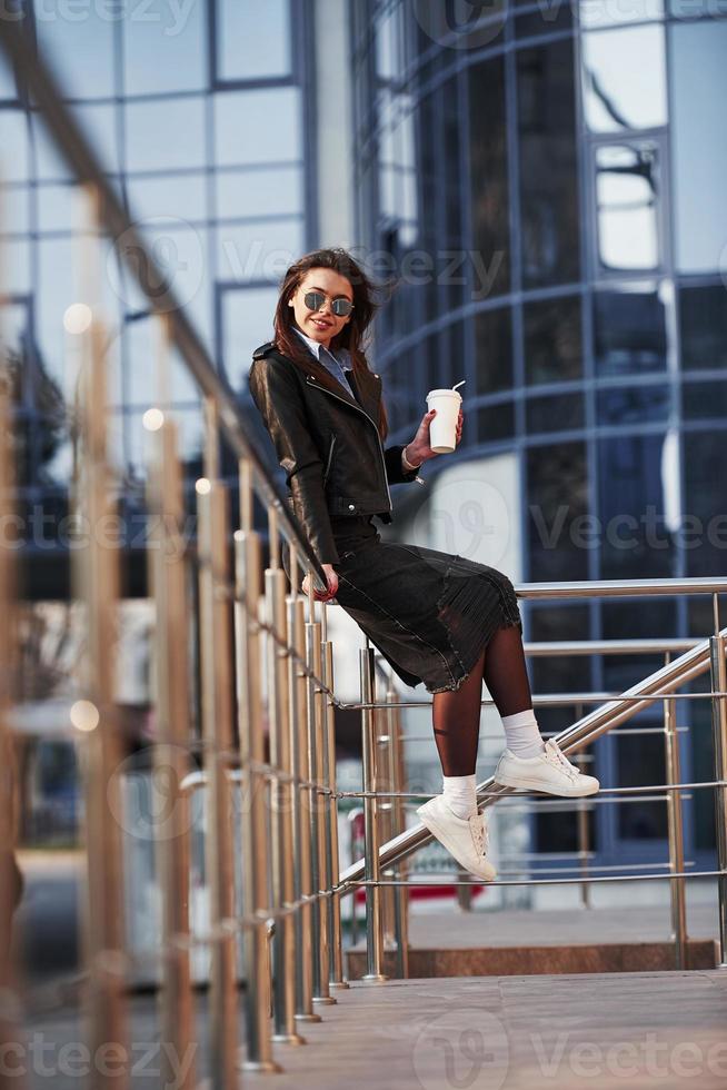 avant l'heure d'été. jeune belle fille en vêtements chauds se promène dans la ville le week-end photo