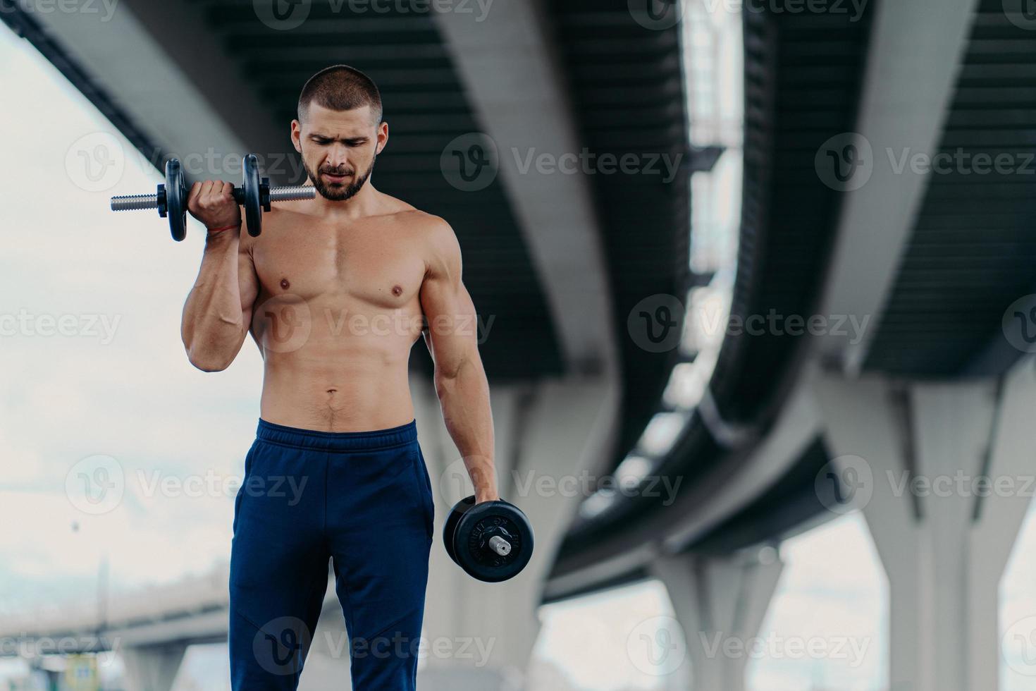 concept de sport et de musculation. un homme européen barbu musclé