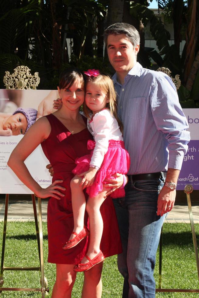 los angeles, 13 nov - kellie martin et sa famille arrivent au 5 mars des dix sous célébration du déjeuner des bébés à l'hôtel four seasons le 13 novembre 2010 à los angeles, ca photo