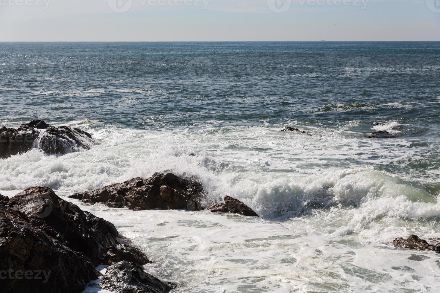 vagues se brisant sur la côte portugaise photo