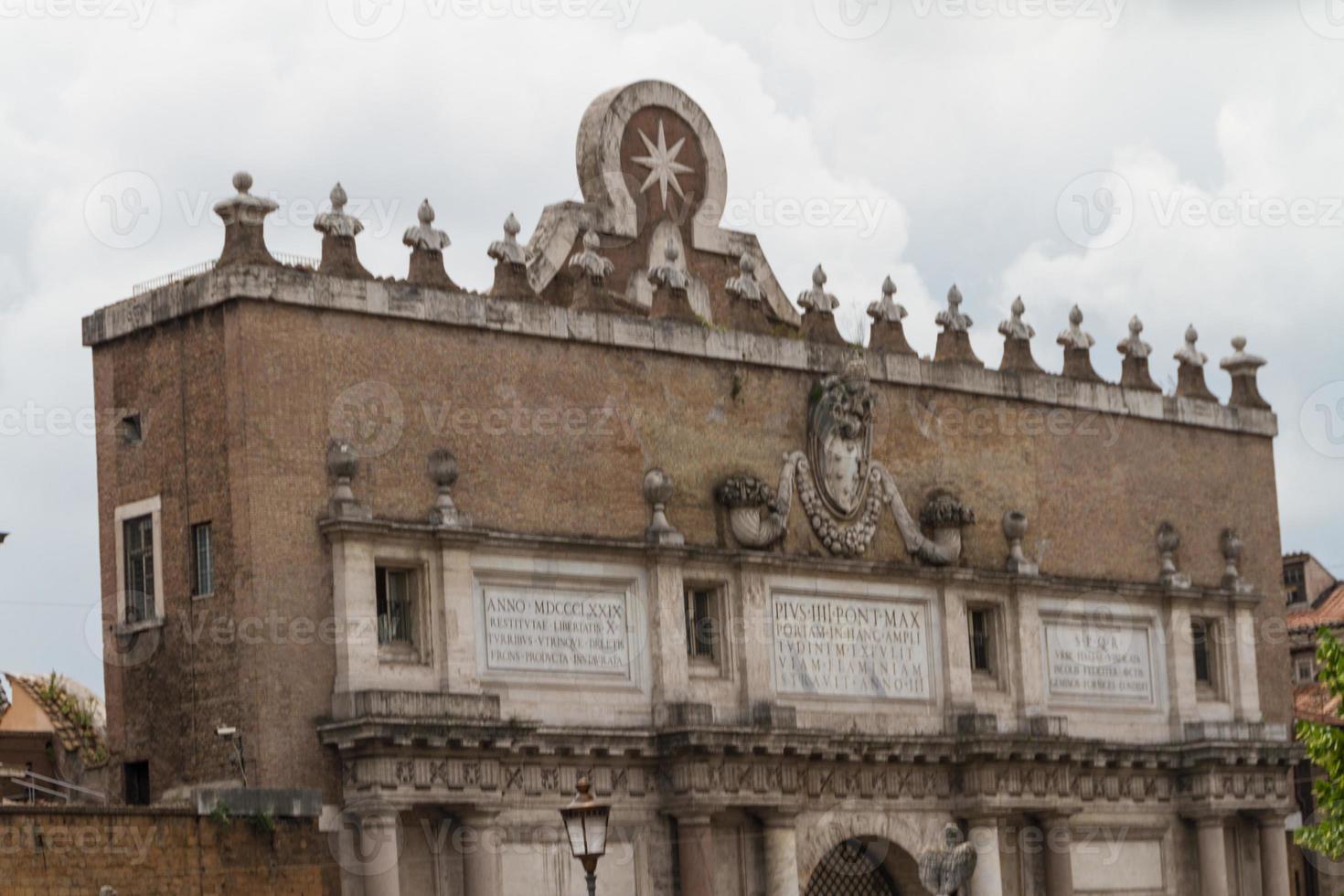 Rome, Italie. célèbre porte de la ville porta del popolo. photo