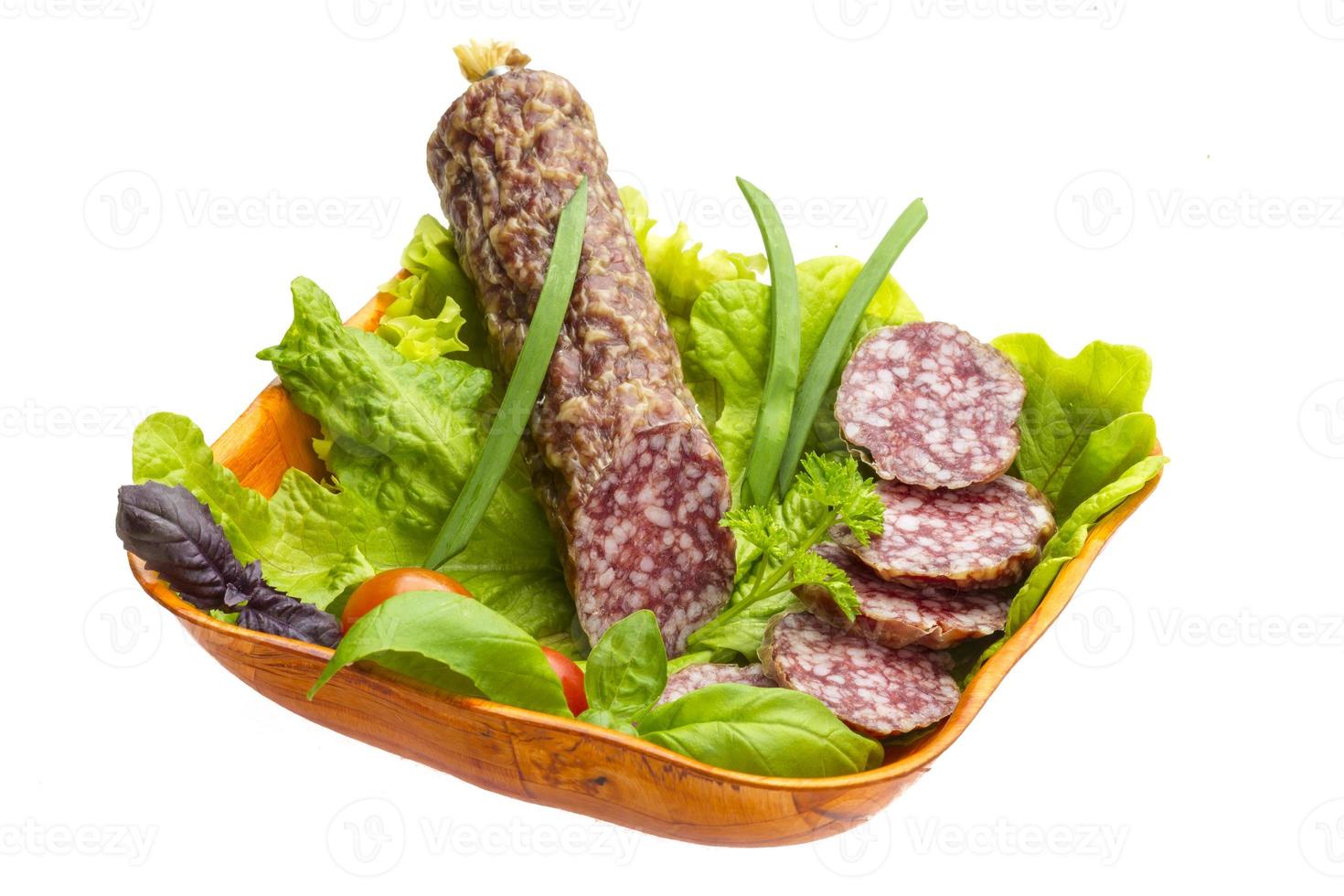 salami mûr avec salade, basilic, oignon et tomate photo