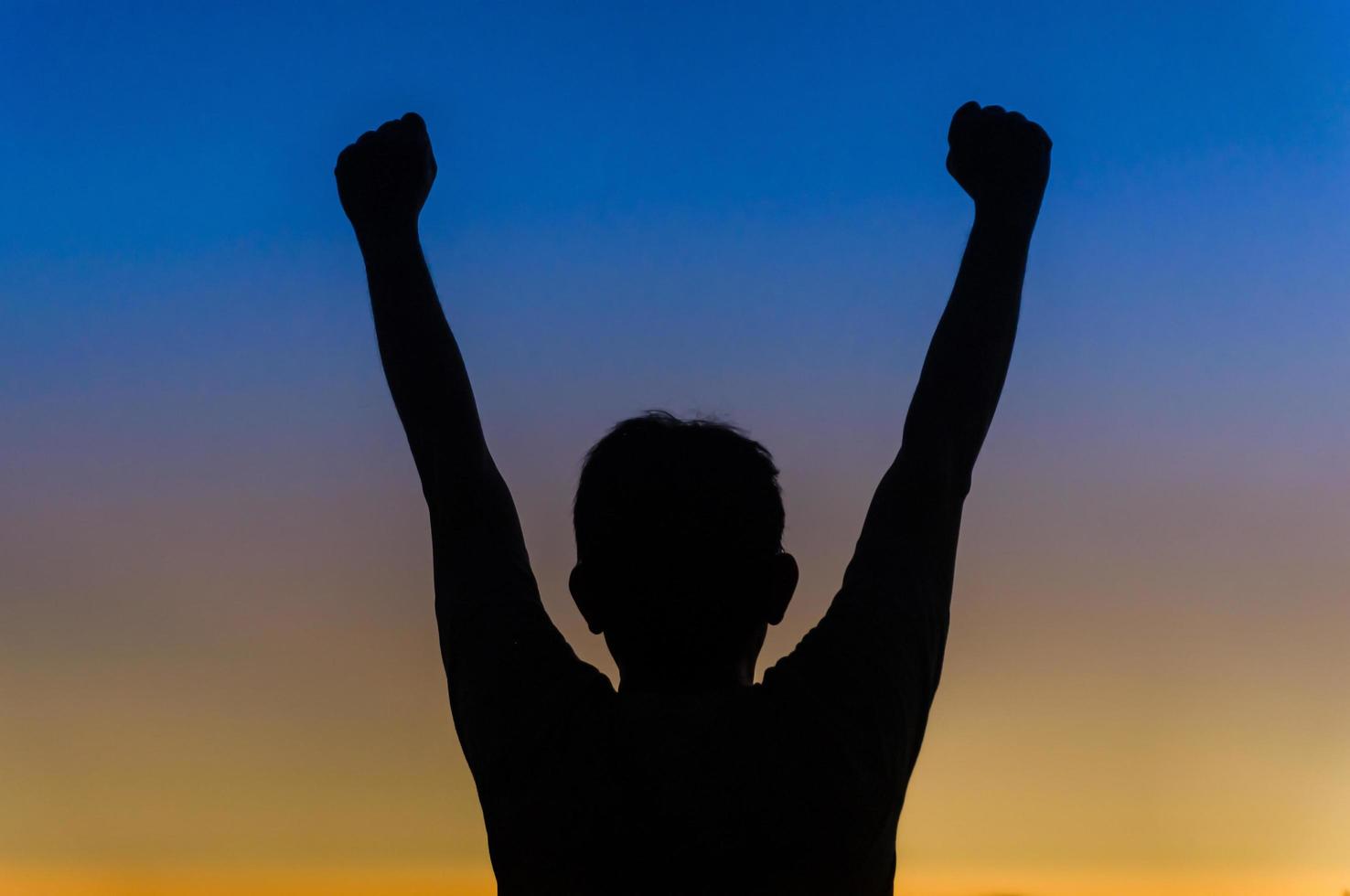 silhouette de l'homme heureux de la victoire photo