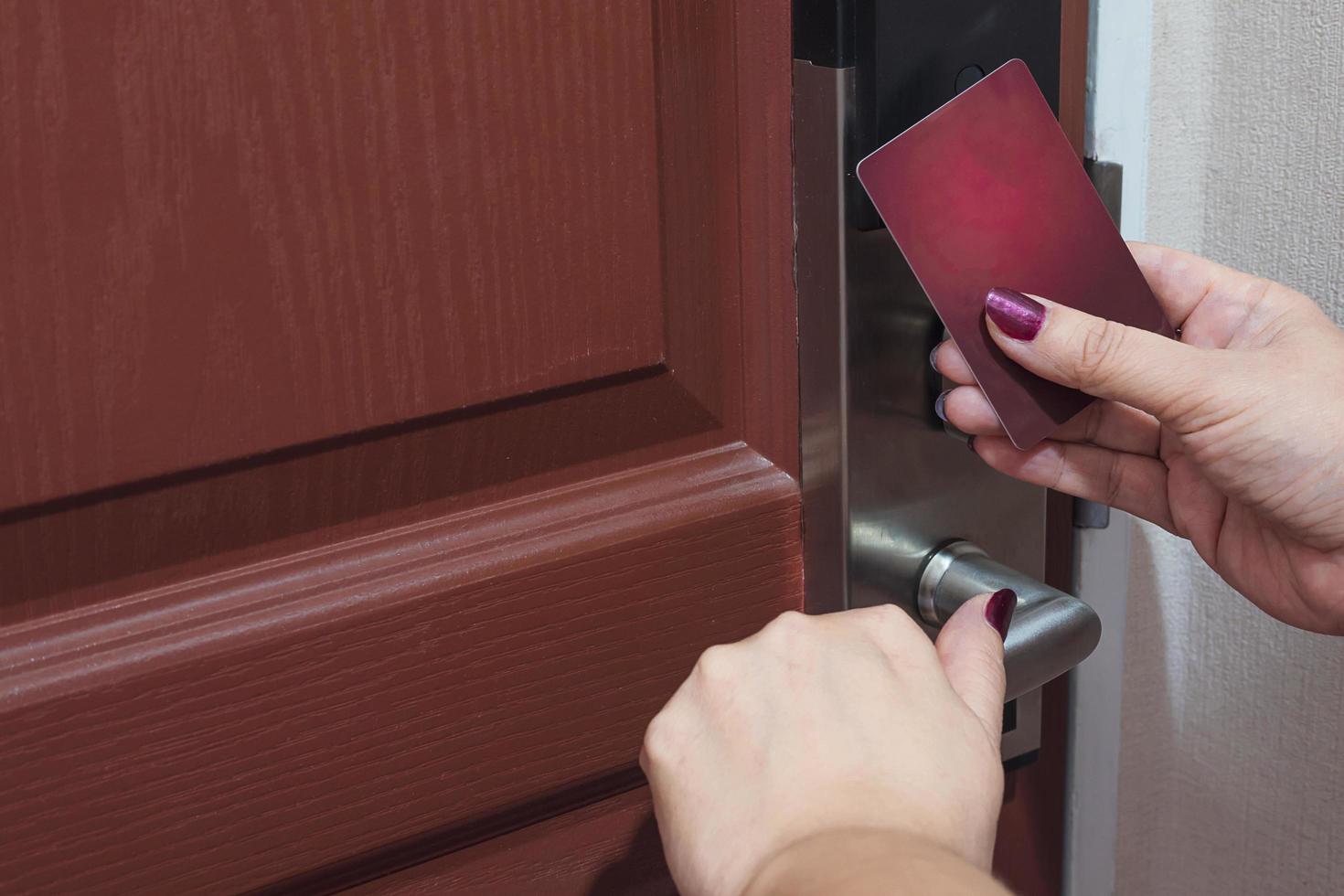 photo vintage d'une dame utilisant une carte-clé ouvrant la porte dans une chambre d'hôtel