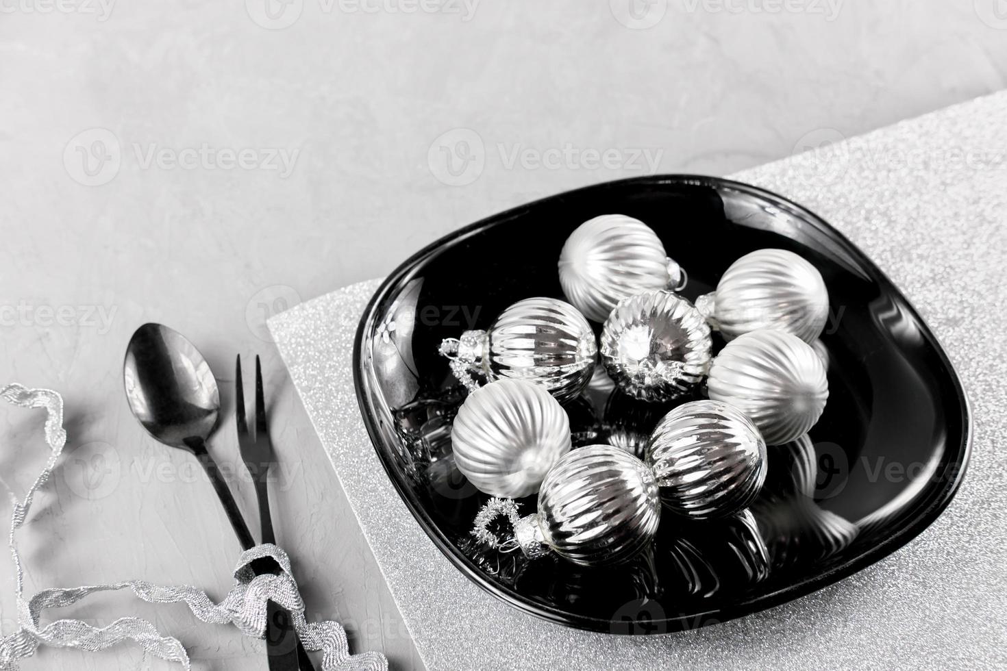 décor de table de noël. boules de sapin de noël sur une plaque noire photo