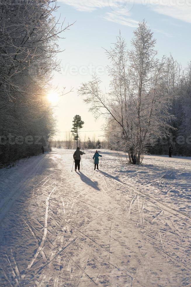 activité de plein air hivernale. mère et fille skiant dans la forêt photo