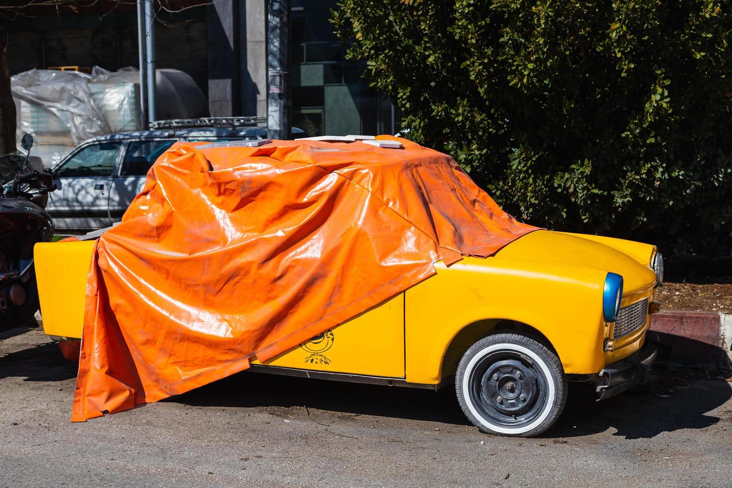 antalya turquie 04 mars 2022 yelow vintage trabant 601 est garé dans la rue par une chaude journée sur fond de magasins, hôtel photo