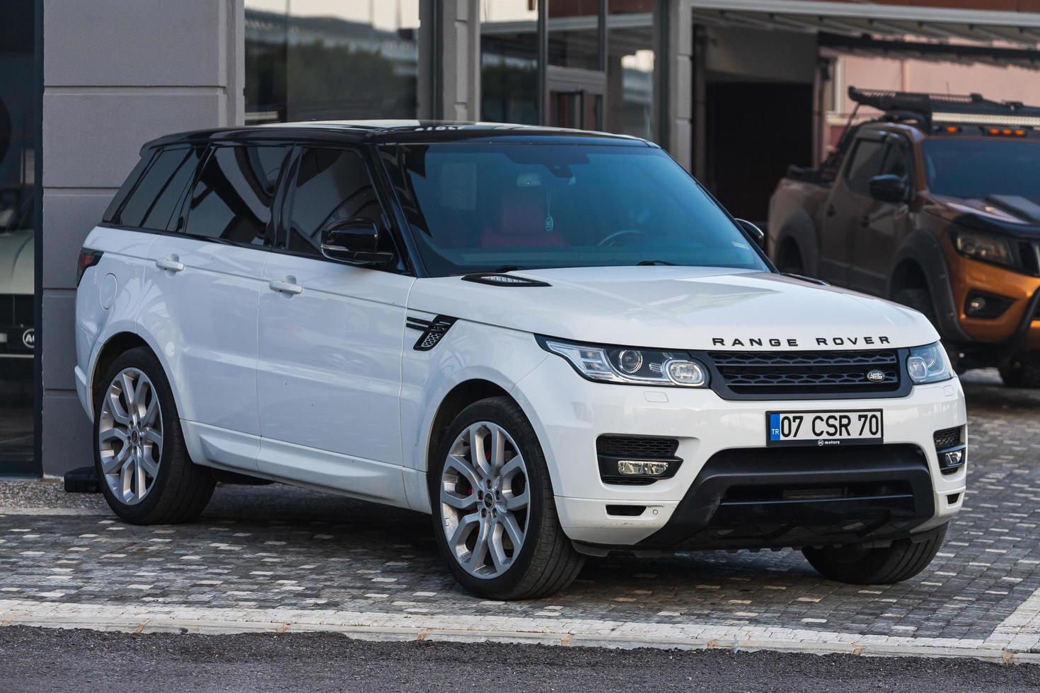 manavgat turquie 05 mars 2022 blanc land rover range rover sport est garé dans la rue par une chaude journée photo