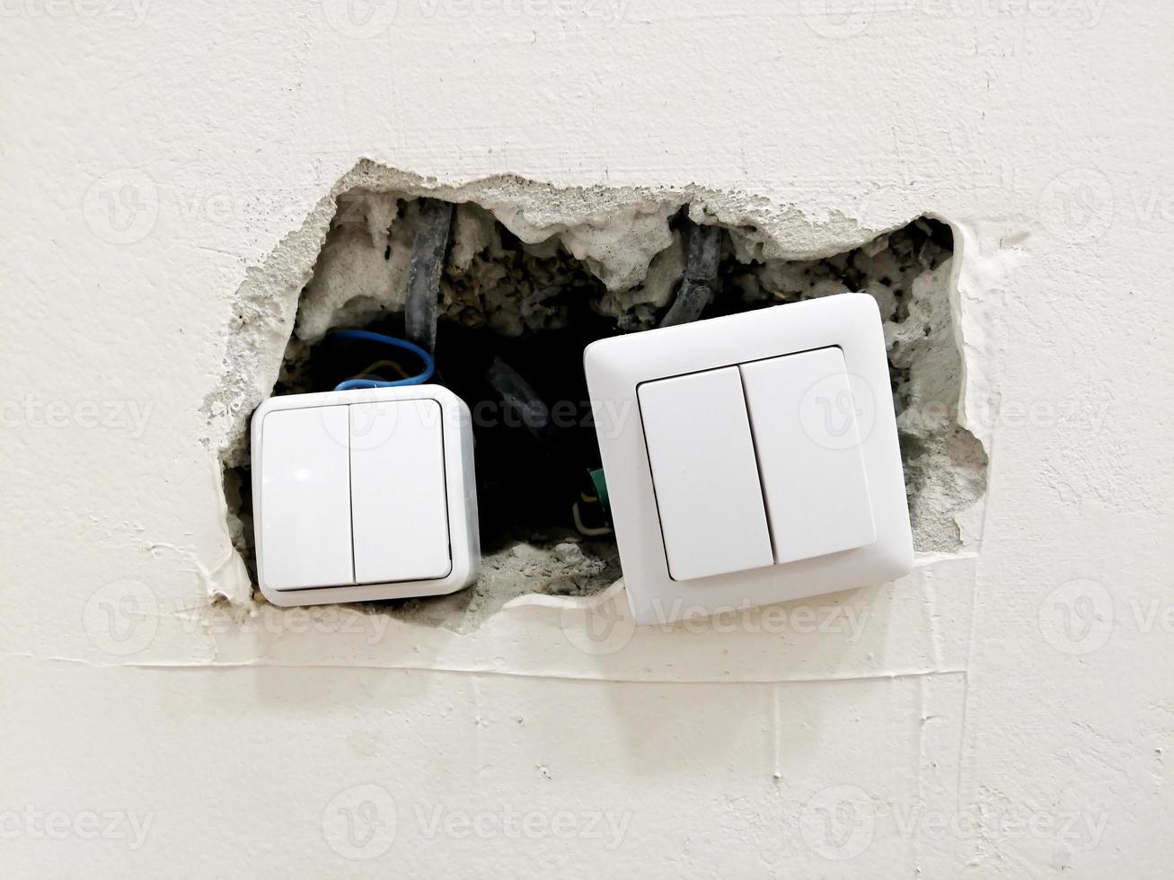 interrupteur électrique et réparation. mise en place de l'interrupteur. trou dans le mur. photo