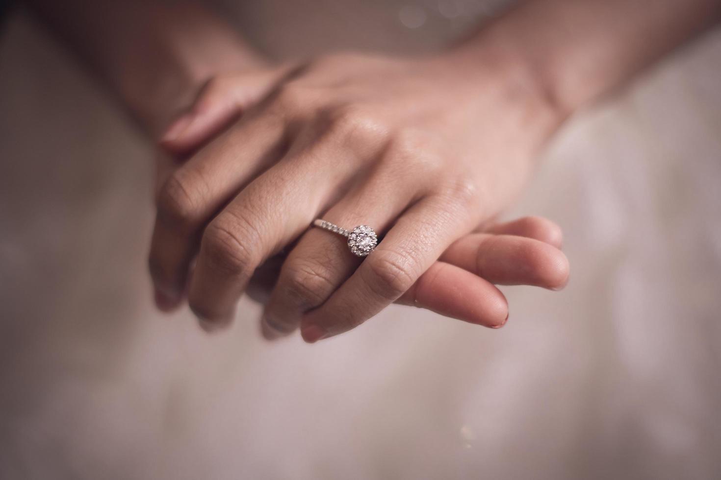 mains de tendre mariée. bague de fiançailles. doux - image photo