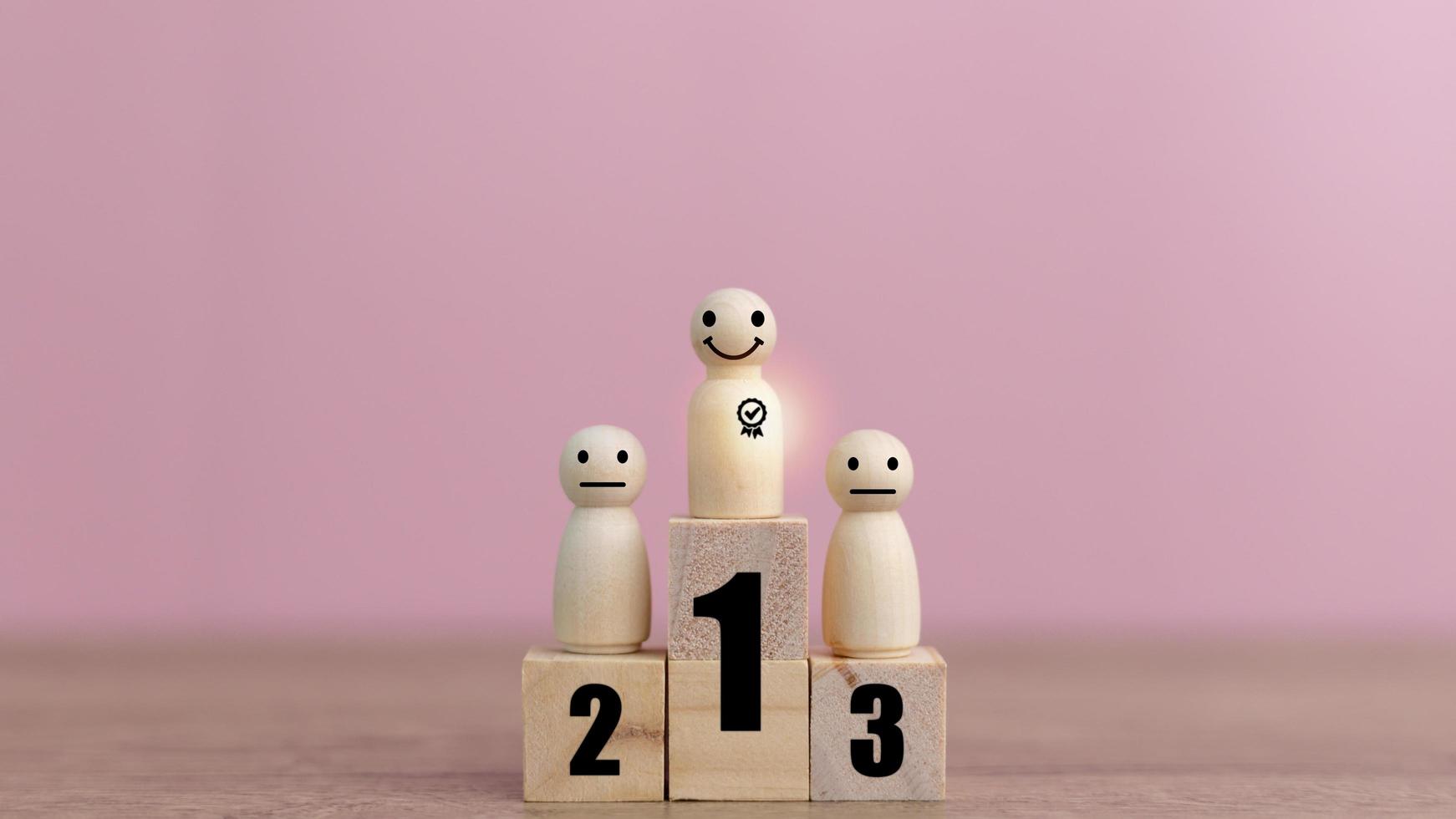 homme en bois debout sur le podium avec classement pour le concept de compétition commerciale et sportive gagnant. photo