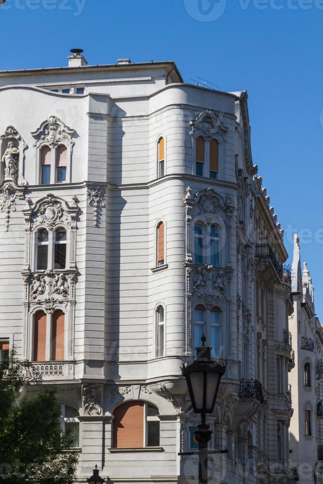 bâtiments typiques du xixe siècle dans le quartier du château de buda à budapest photo