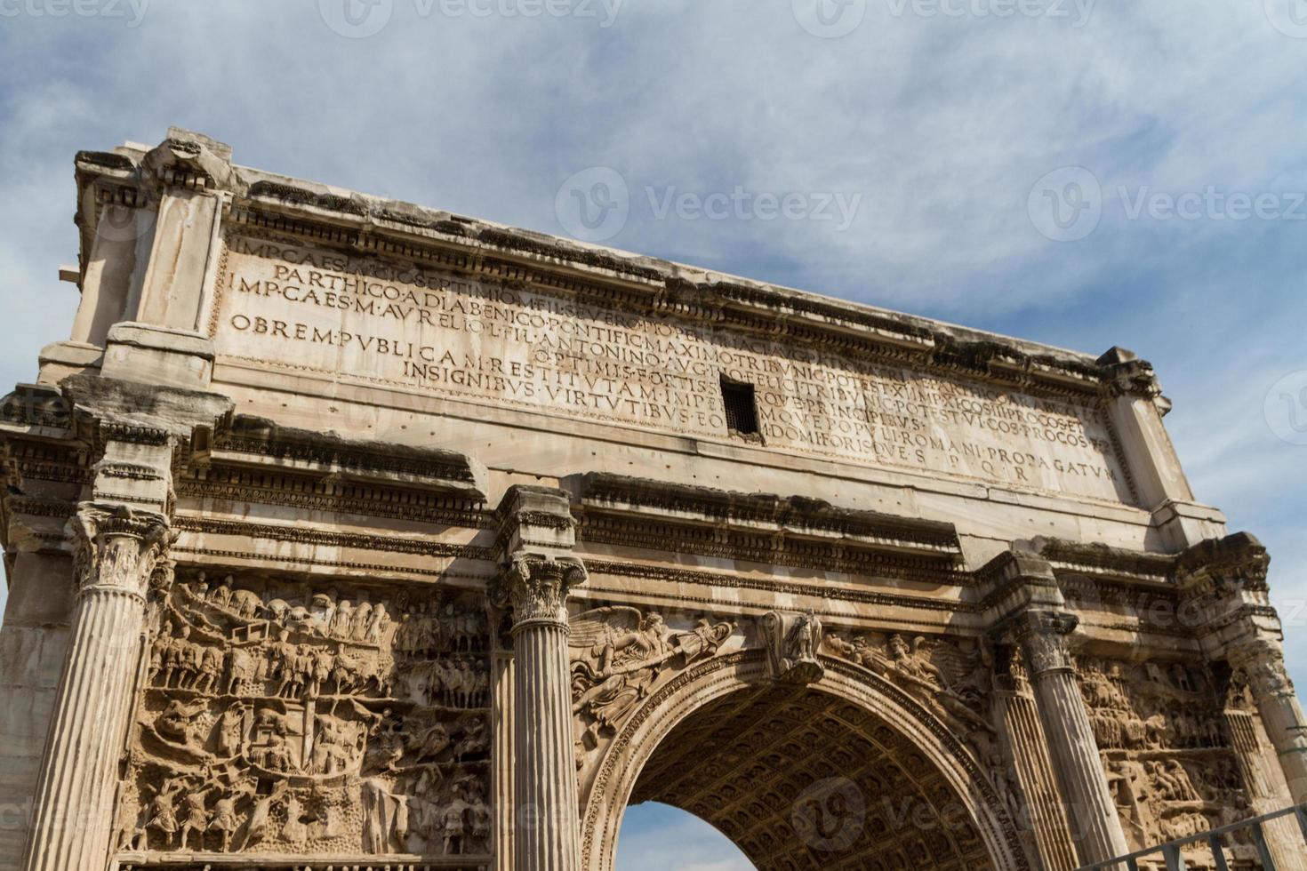 ruines de construction et colonnes antiques à rome, italie photo