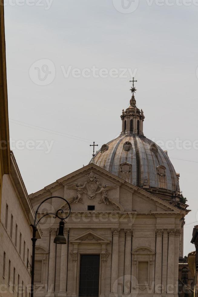 grande église au centre de rome, italie. photo