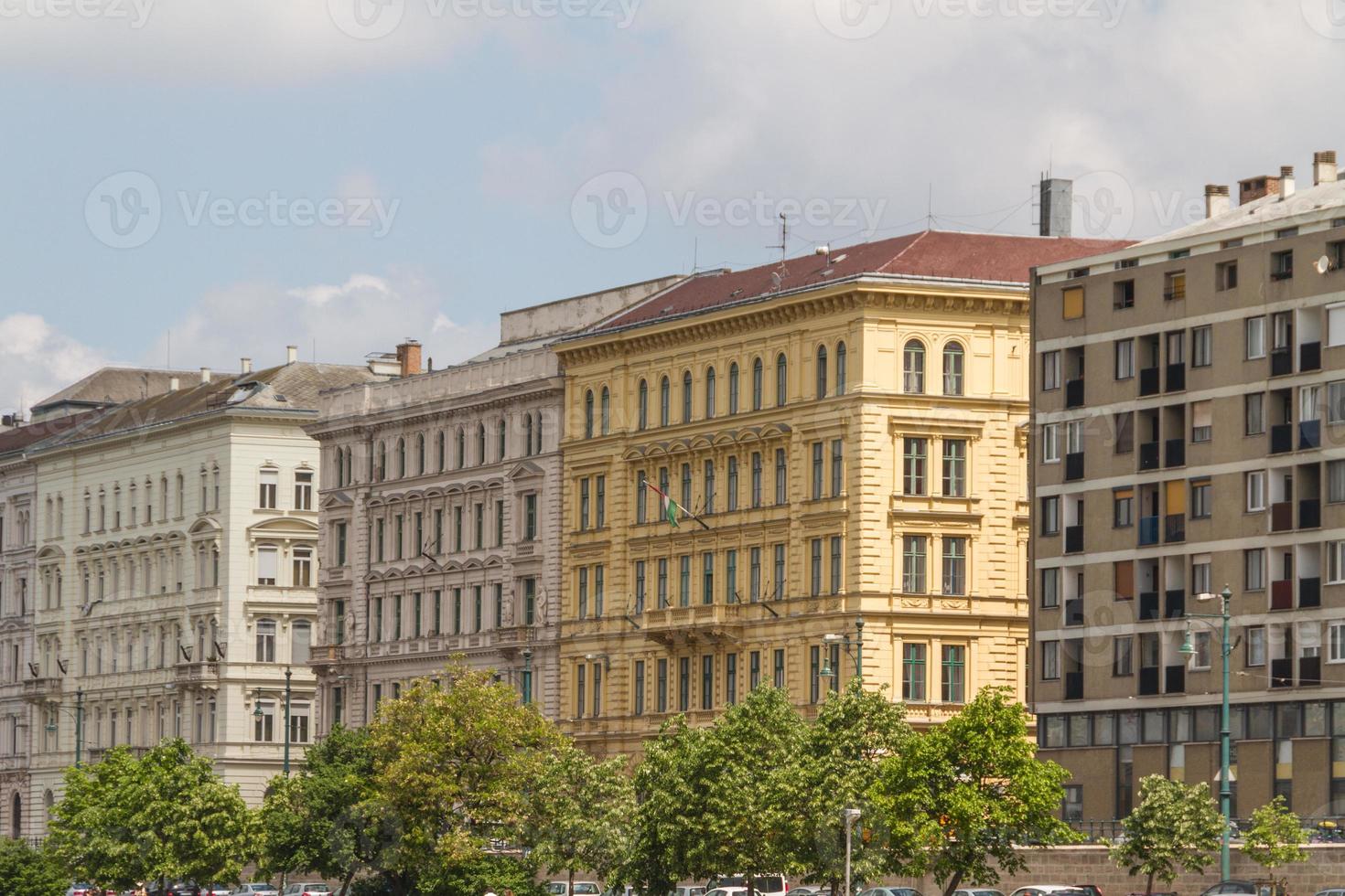 bâtiments typiques du xixe siècle dans le quartier du château de buda à budapest photo