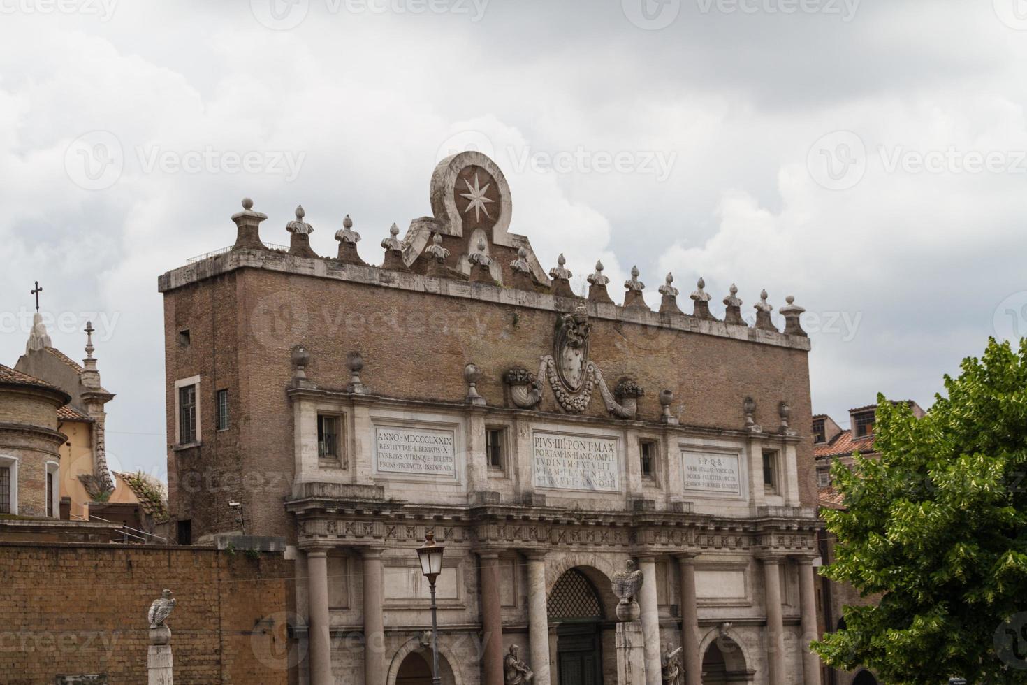 Rome, Italie. célèbre porte de la ville porta del popolo. photo