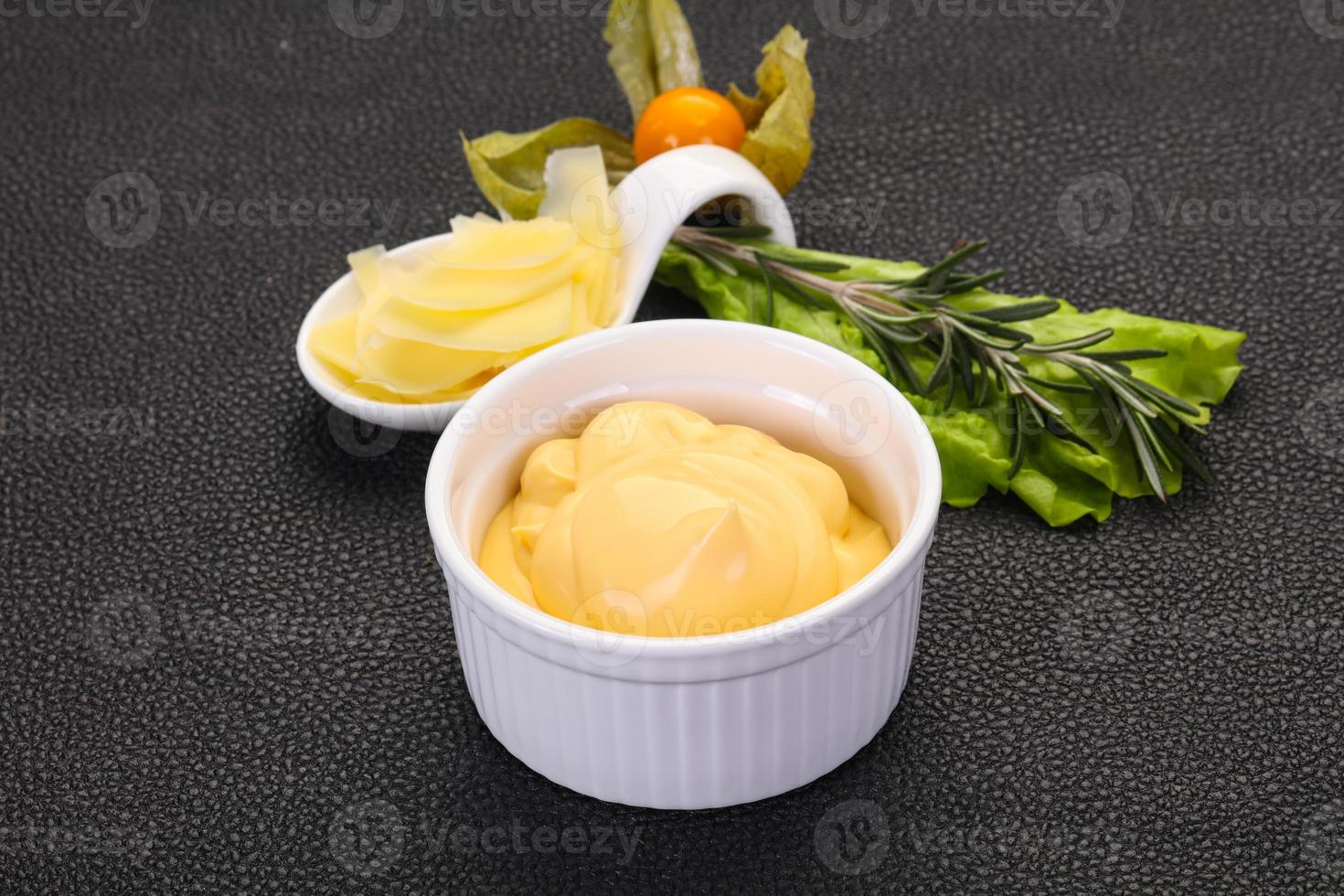 sauce au fromage dans le bol photo
