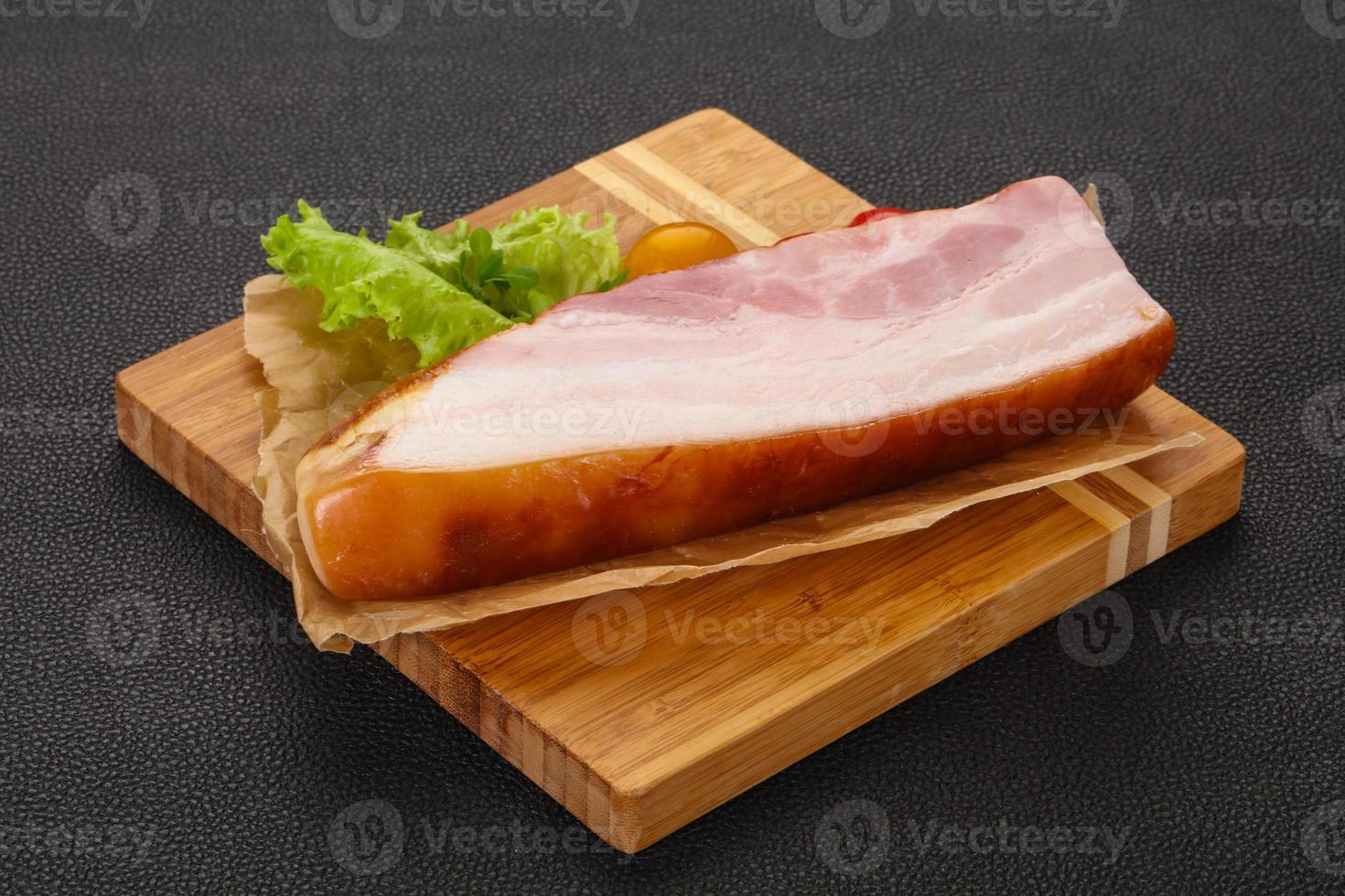poitrine de porc fumé avec feuilles de salade photo