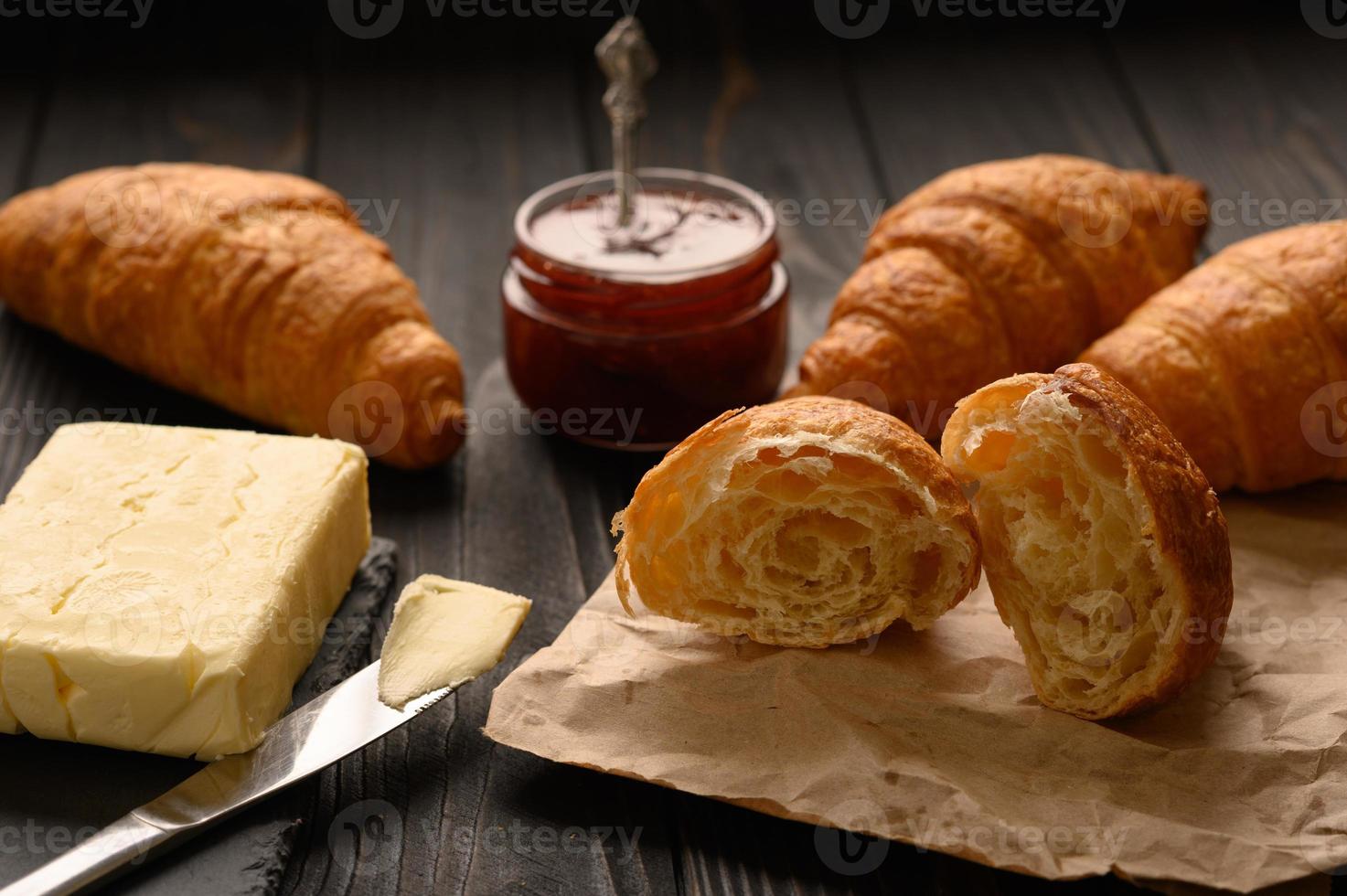 croissants frais sur un fond en bois. photo