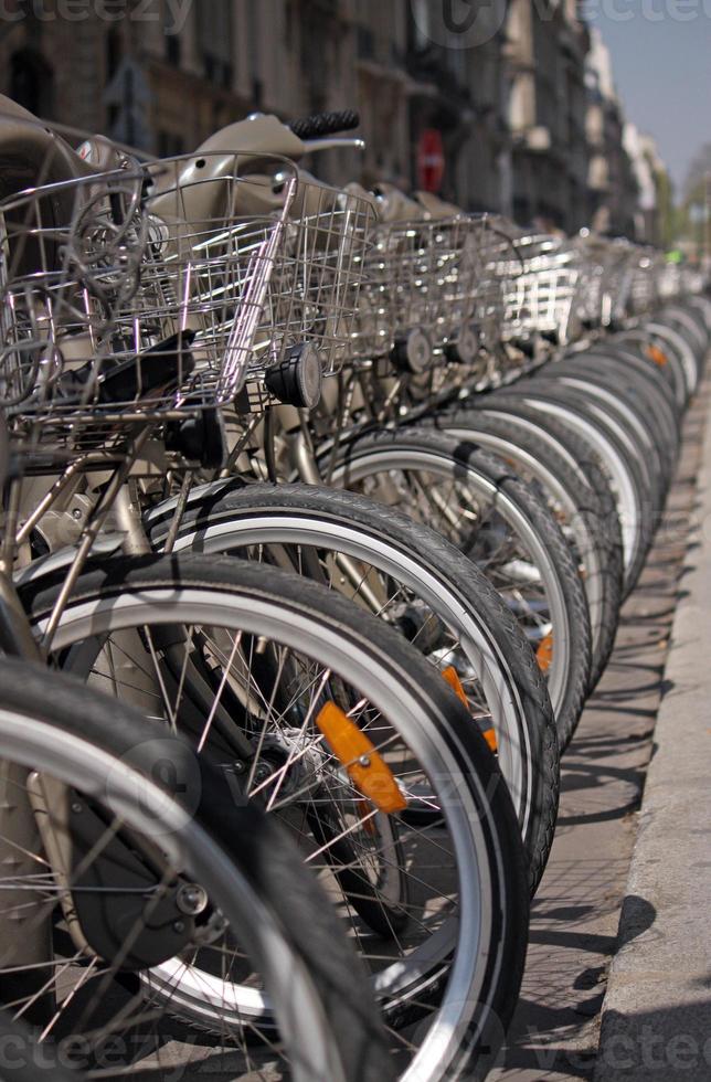 rangée de vélos de location à paris, france photo