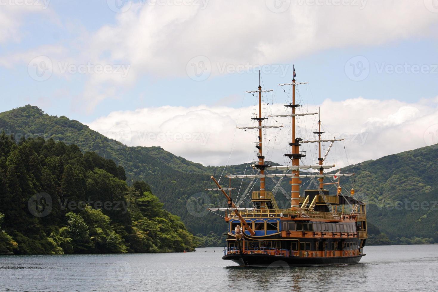 voilier sur le lac ashinoko à hakone, japon photo