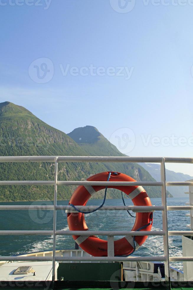 ferry traversant un fjord en norvège par une journée ensoleillée photo